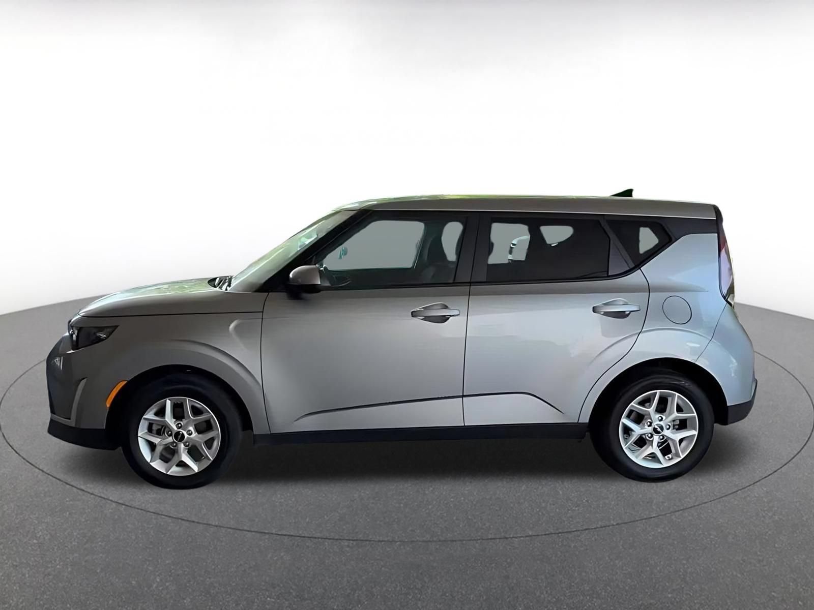 Used 2025 Kia Soul LX w/ LX Technology Package FWD image 7