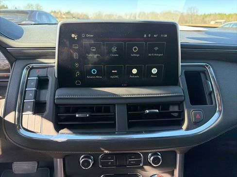 Used 2024 GMC Yukon XL SLT w/ SLT Luxury Package image 14