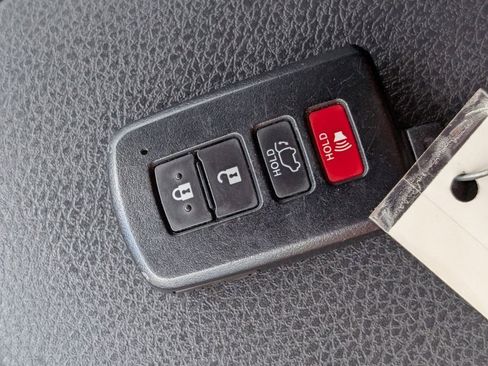 Used 2018 Toyota Highlander XLE image 29