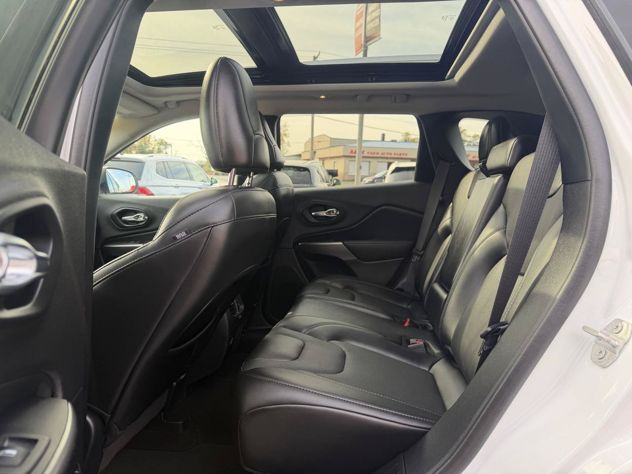 Used 2021 Jeep Cherokee Latitude Lux w/ Sun & Sound Group AWD/4WD image 10