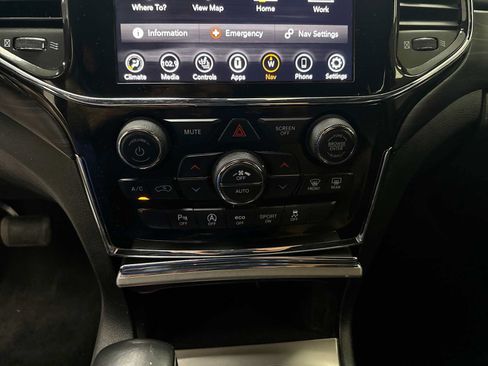 Used 2021 Jeep Grand Cherokee Laredo X AWD/4WD image 16