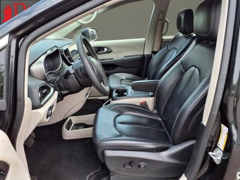 Used 2023 Chrysler Pacifica Touring-L image 5