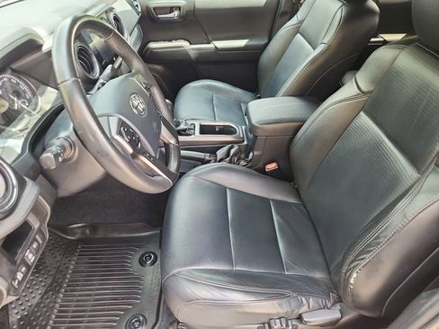 Used 2019 Toyota Tacoma TRD Sport w/ TRD Premium Sport Package AWD/4WD image 19
