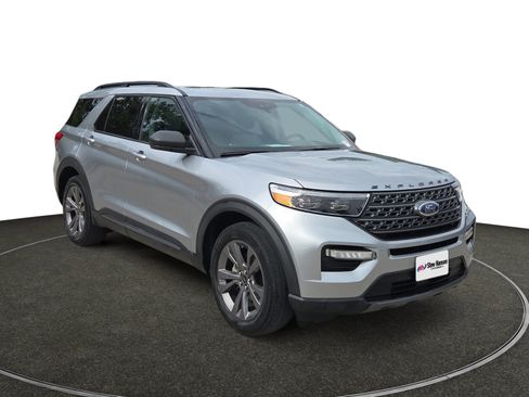 Used 2021 Ford Explorer XLT w/ Equipment Group 202A AWD/4WD image 8