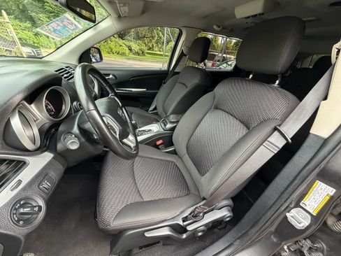 Used 2019 Dodge Journey SE w/ Connectivity Group FWD image 18