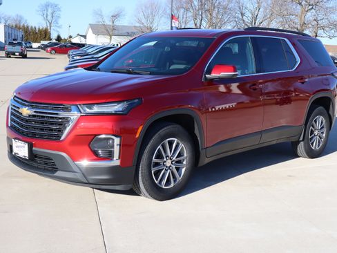 Used 2023 Chevrolet Traverse LT image 2