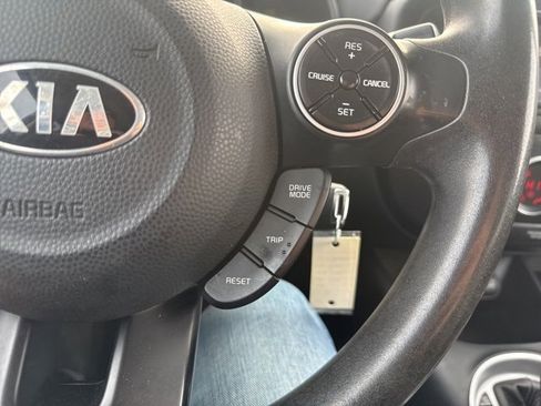 Used 2017 Kia Soul + image 21