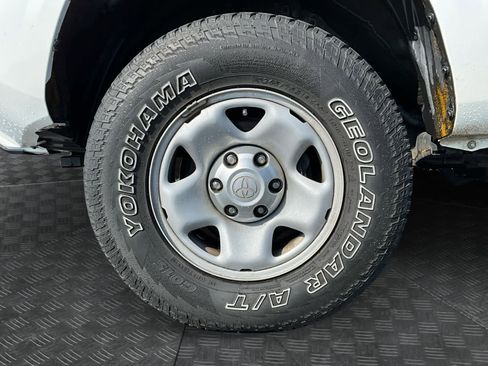 Used 2017 Toyota Tacoma SR AWD/4WD image 16