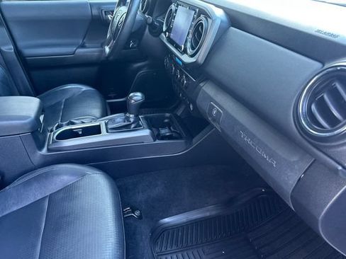 Used 2022 Toyota Tacoma TRD Off-Road w/ TRD Premium Off Road Package AWD/4WD image 16