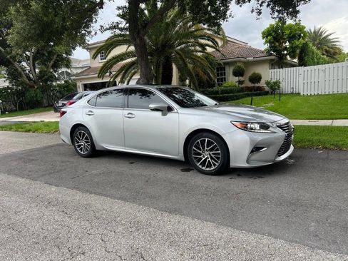 Used 2017 Lexus ES 350 w/ Luxury Package FWD image 3