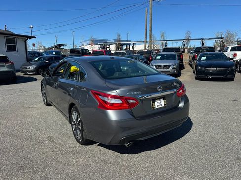 Used 2016 Nissan Altima 2.5 SL w/ 2.5 Technology Package image 6
