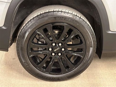 Used 2023 GMC Acadia SLT w/ Elevation Edition image 11