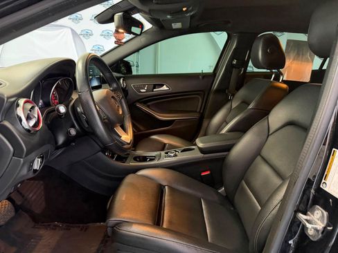 Used 2020 Mercedes-Benz GLA 250 4MATIC w/ Premium Package image 16