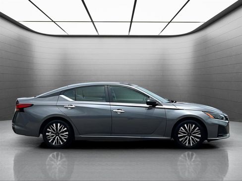 Used 2025 Nissan Altima 2.5 SV FWD image 7