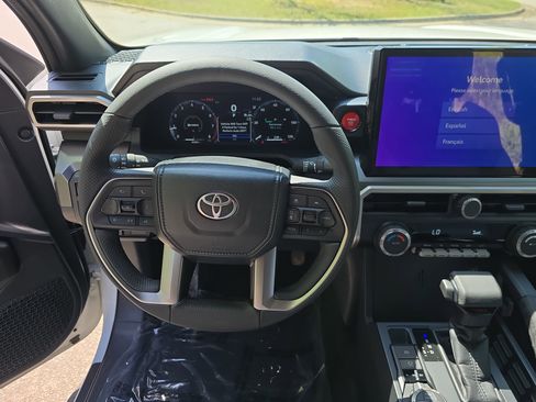 Certified 2024 Toyota Tacoma TRD Off-Road AWD/4WD image 15