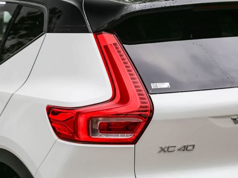 Used 2019 Volvo XC40 T4 R-Design FWD image 7
