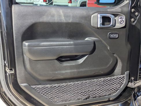 Used 2022 Jeep Gladiator Willys image 12