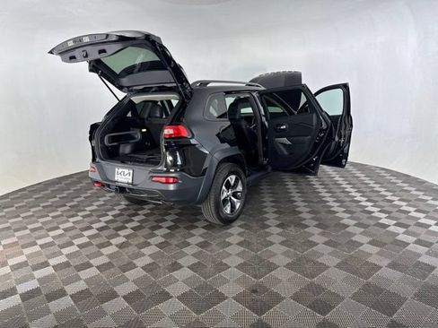 Used 2017 Jeep Cherokee Trailhawk w/ Cold Weather Group AWD/4WD image 16