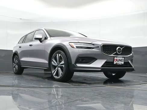 New 2026 Volvo V60 B5 Cross Country Plus w/ Climate Package AWD/4WD image 41