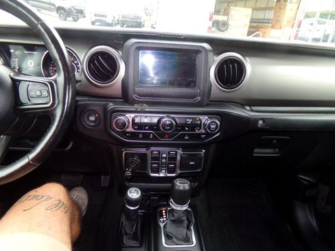 Used 2021 Jeep Gladiator Sport image 11