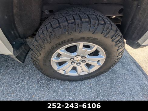 Used 2015 Chevrolet Colorado LT w/ LT Convenience Package RWD image 9