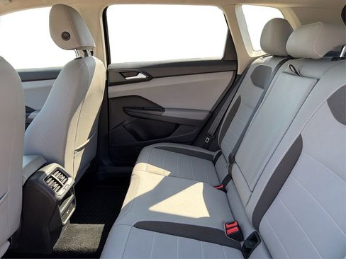 Used 2022 Volkswagen Taos SE w/ Panoramic Sunroof Package image 11