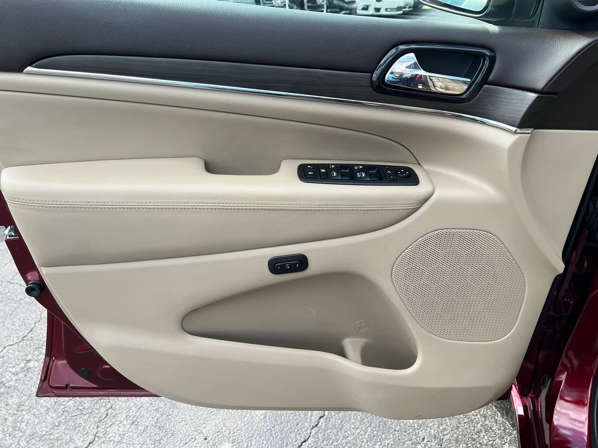 Used 2019 Jeep Grand Cherokee Overland RWD image 8