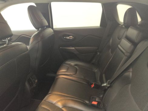 Used 2019 Jeep Cherokee Limited FWD image 18