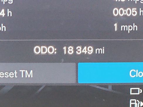 Certified 2024 Volvo XC60 T8 Ultimate w/ Protection Package Premier image 32