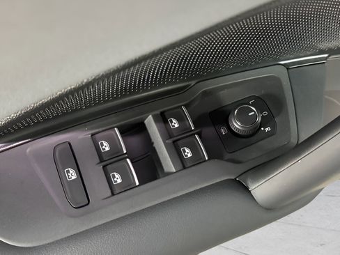 Used 2025 Volkswagen Tiguan SE image 22