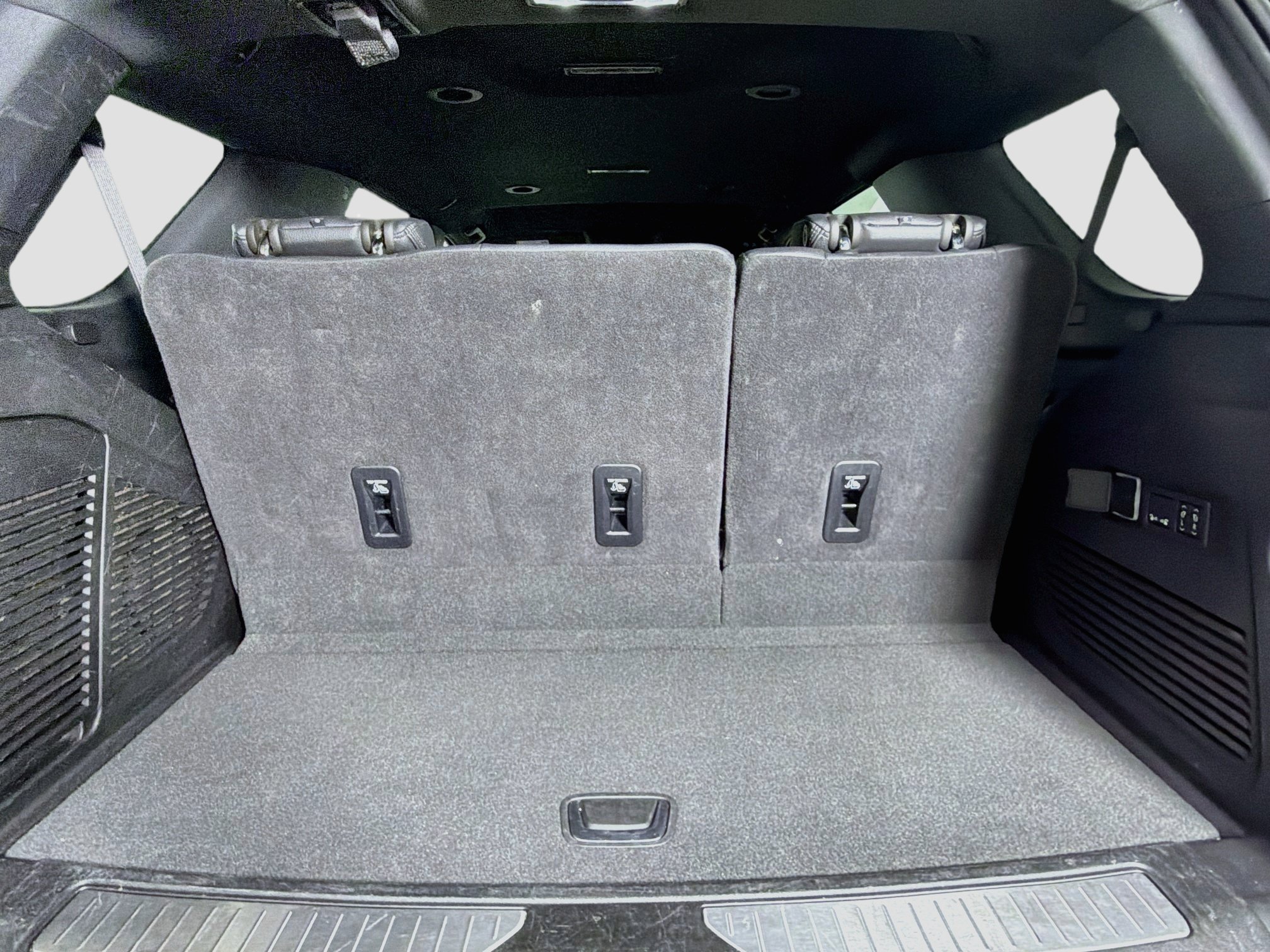 Used 2025 GMC Yukon Denali RWD image 29