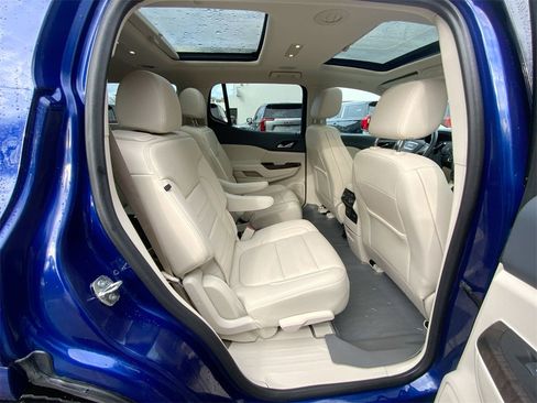 Used 2023 GMC Acadia Denali w/ Denali Technology Package image 28
