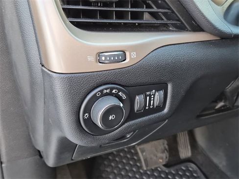 Used 2015 Jeep Cherokee Latitude w/ Cold Weather Group image 23