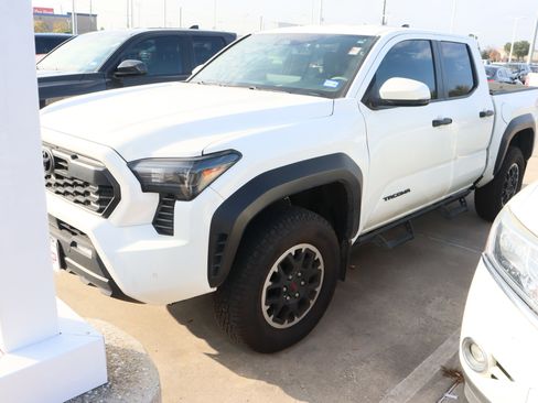 Used 2024 Toyota Tacoma TRD Off-Road image 4