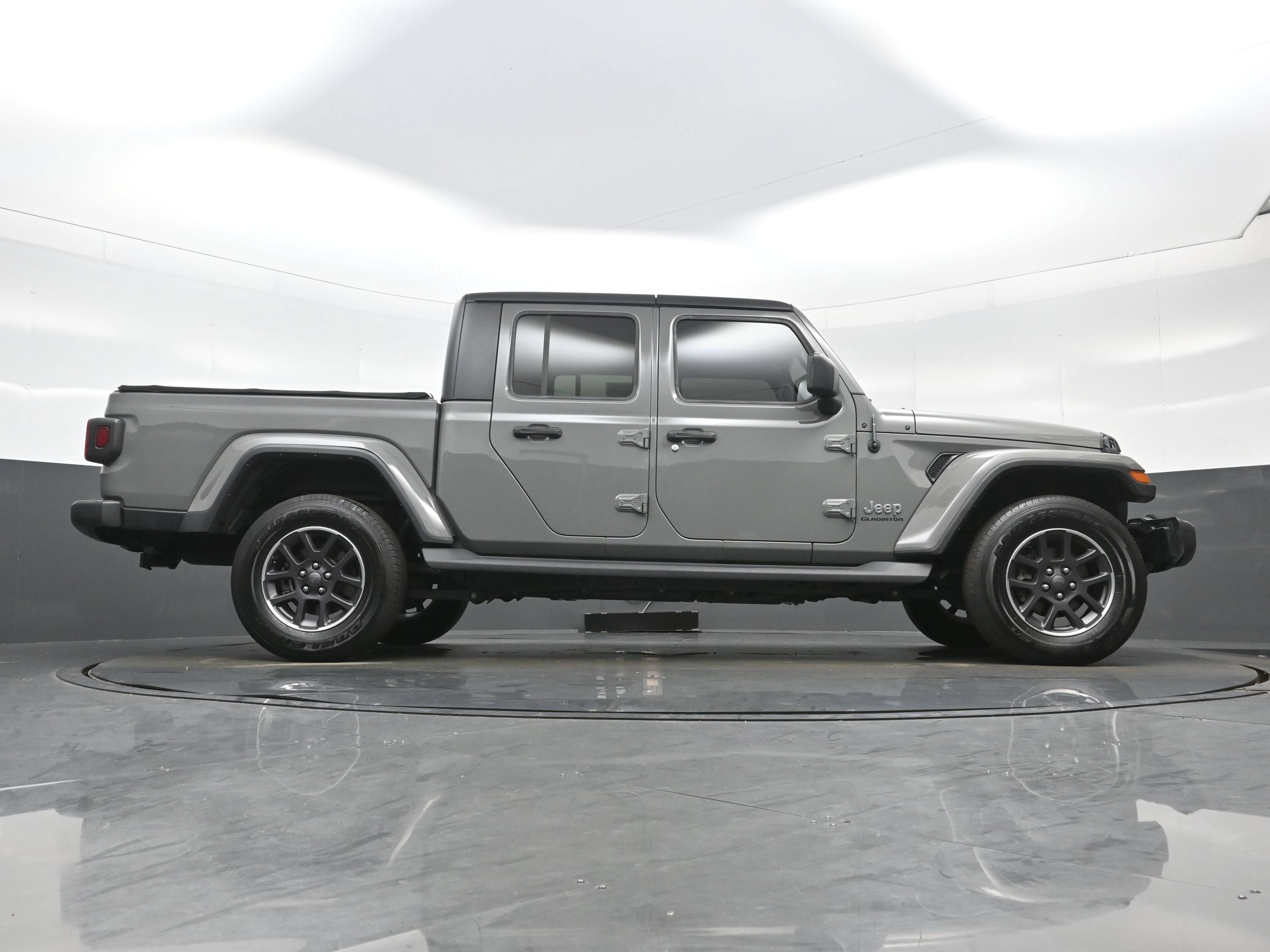 Used 2021 Jeep Gladiator Overland w/ Trailer Tow Package AWD/4WD image 29