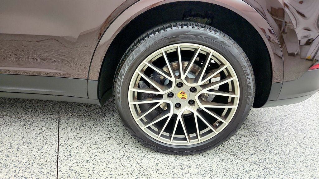 Used 2022 Porsche Cayenne Platinum Edition AWD/4WD image 9