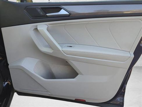 Used 2023 Volkswagen Tiguan SE w/ Panoramic Sunroof Package image 24