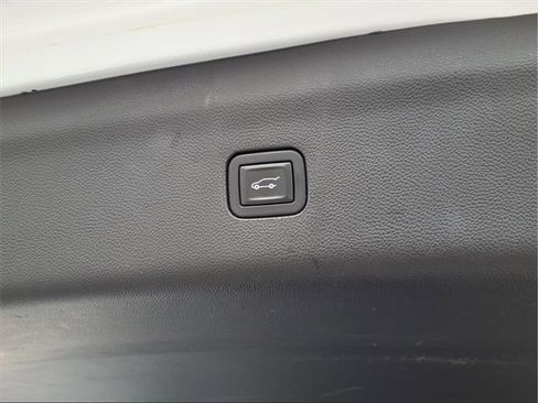 Used 2021 Buick Enclave Essence image 8