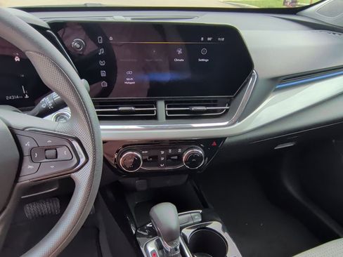 Used 2025 Chevrolet Trax LT FWD image 22