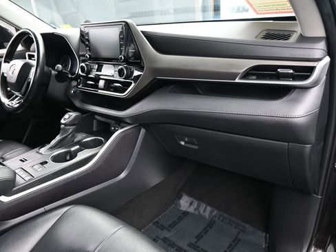 Used 2021 Toyota Highlander XLE image 43