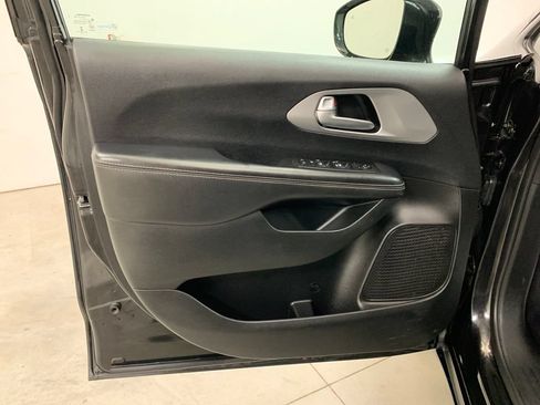 Used 2018 Chrysler Pacifica Touring Plus w/ S Appearance Package FWD image 6