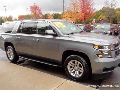 Used 2020 Chevrolet Suburban LT image 2