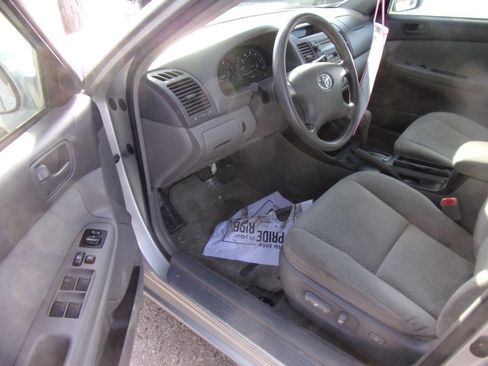 Used 2004 Toyota Camry LE image 2