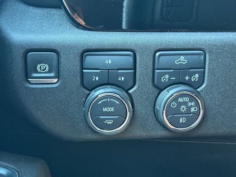 Used 2025 Chevrolet Silverado 2500 LT image 32