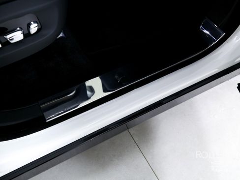 Certified 2025 Rolls-Royce Cullinan AWD/4WD image 35