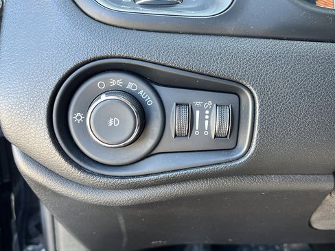 Used 2022 Jeep Renegade Limited AWD/4WD image 16