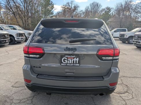 Used 2020 Jeep Grand Cherokee Laredo image 5