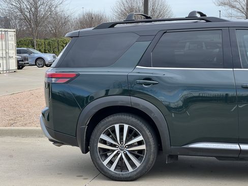 Used 2024 Nissan Pathfinder Platinum image 11