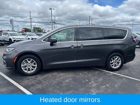 Used 2023 Chrysler Pacifica Touring-L FWD image 6