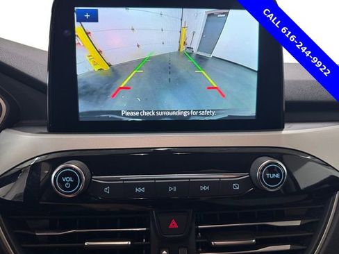 Used 2022 Ford Escape SE w/ Cold Weather Package image 9